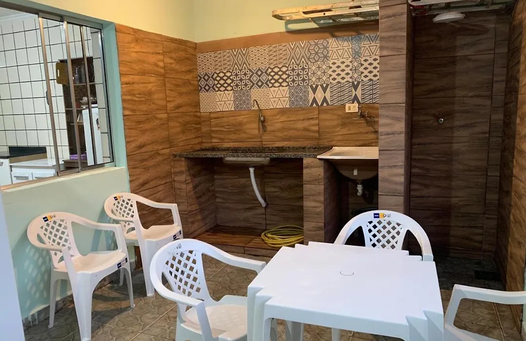 Casa Agradável há 80 metros praia toninhas-1